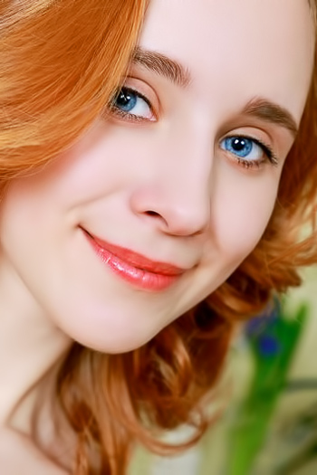 Talented pianist stripteases while playing the instrument