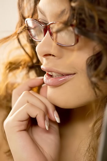 Nerdy curly babe wants you to take her nude pictures