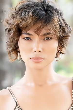 Stunning New Thai Model Rosah Expose Her Smooth Shaved Pussy