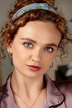 Felice Slides Her Booty-hugging Shorts Down